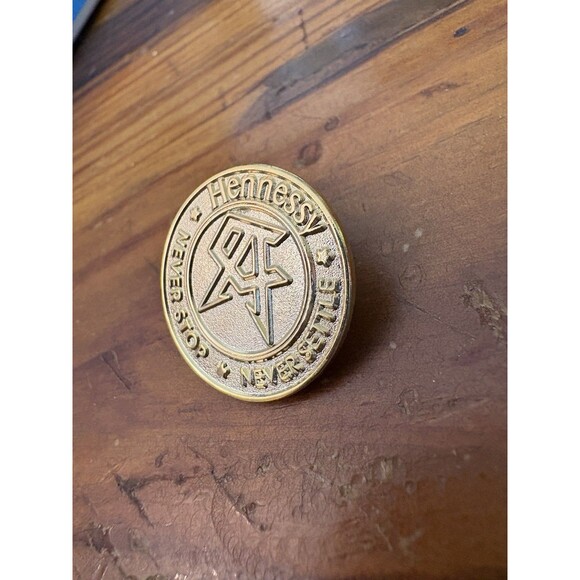Vintage Gold Tone Circle Hennessy Never Stop Never Settle Lapel Pin Tie Tack - Picture 4 of 6